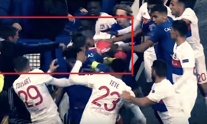Kibic Evertonu trzymając dziecko dwa razy uderza bramkarza Lyonu [VIDEO]